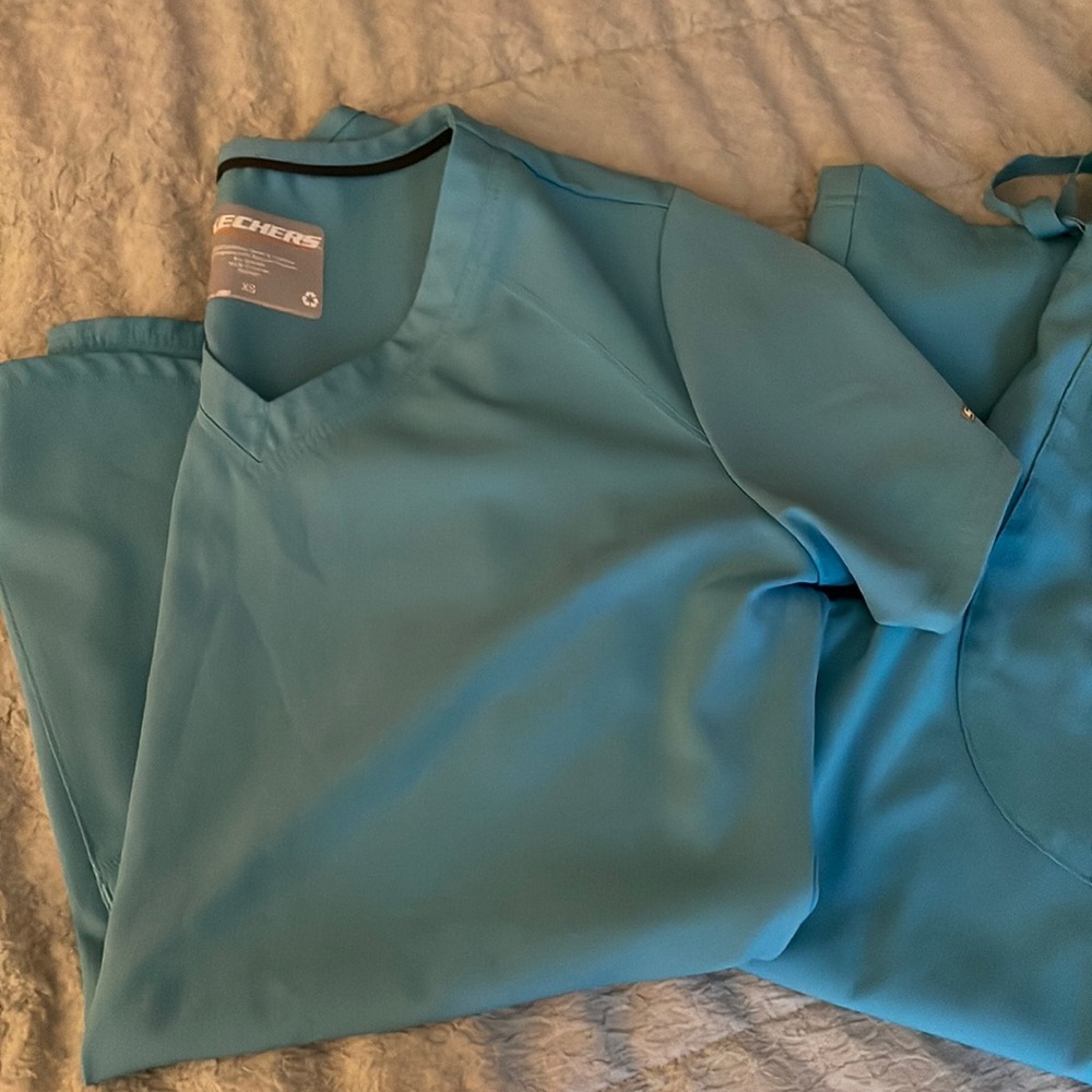 Sketchers scrub set